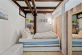 Kleines Schlafzimmer - Dachgeschoss-Doppelpack mit Bergblick: Zwei Wohnungen und die Natur zum Greifen nah!