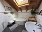 Bad mit Wanne - Wohnen im Dachgeschoss!