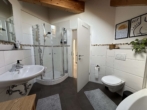 Bad mit Dusche - Wohnen im Dachgeschoss!