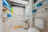 Bad mit Wanne und Fenster - „Ihr Rückzugsort im Grünen: Wohnung im Ferienpark Vorauf“