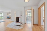 Wonbereich mit Kamin - „Ihr neues Zuhause in Inzell – Stilvoll, barrierefrei & voller Lebensqualität“
