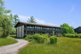 Ansicht Süd - West - „Maisonette-Traum mit drei Terrassenbalkonen – Natur, Ruhe und Erholung pur im Ferienpark Vorauf“